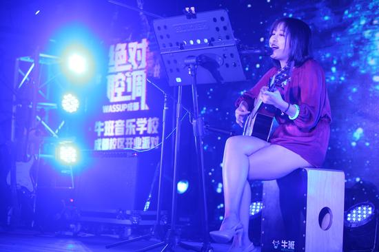 素人表演现场气氛嗨不停