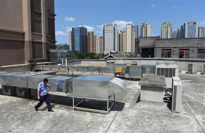 ▲7月19日,石羊街道辖区开展了为期40天的油烟噪声专项整治。图为工作人员在峰云街一家餐饮店检查整改后的烟道