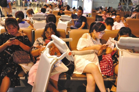 双流机场今夏多次遭遇雷暴袭击,致旅客滞留。