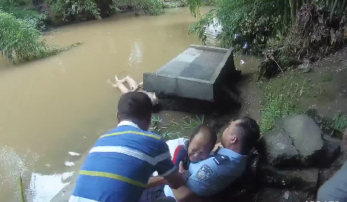 达州少年游野泳溺亡 父亲悲痛欲绝欲投河自尽
