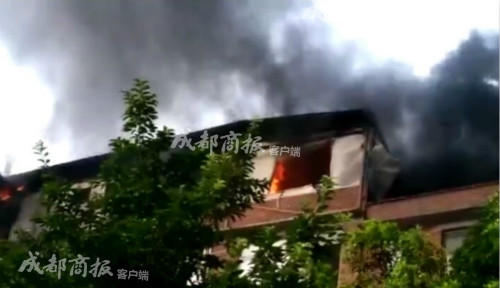 宜宾一小区楼顶临时建筑起火致1女子死亡