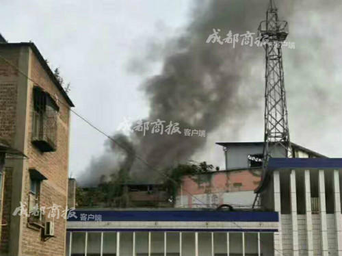 宜宾一小区楼顶临时建筑起火致1女子死亡