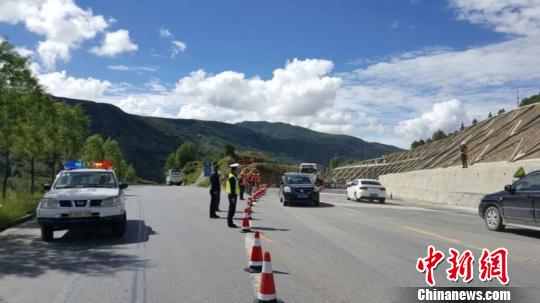 车辆在改移公路上行驶。 程兰 摄