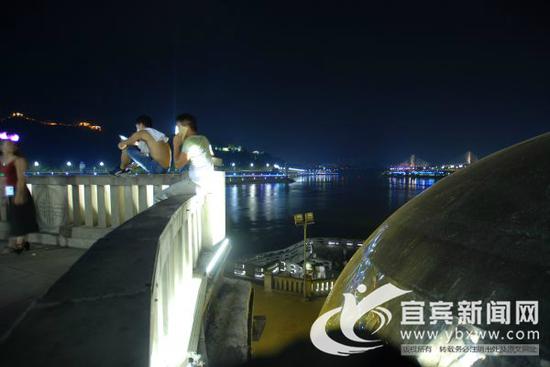 栏杆外侧悬空,非常不安全。(宜宾新闻网 陈忆 摄)