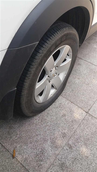 车后轮被放了气。