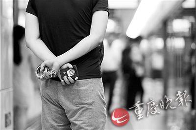 冲上去抓人之前,这往往是便衣民警最后一个动作,两只手里重如千钧。