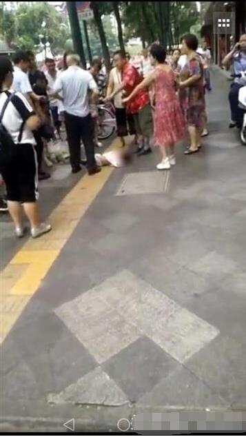 成都一女童从6楼坠下 经抢救无效死亡