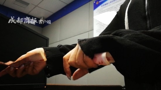 ▲嫌疑人向民警演示作案手法。