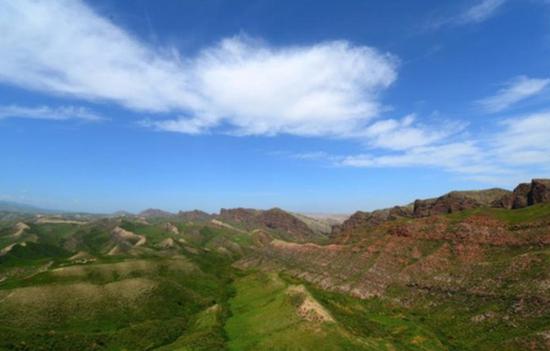 新疆呼图壁康家石门子岩画所在山体地貌全景(西北大学文保中心拍摄)