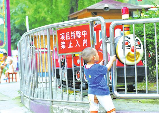 游乐场的游乐项目已经关闭，等待拆除。