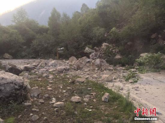 8月8日21时19分在四川阿坝州九寨沟县发生7.0级地震,震源深度20千米。图为进沟公路上落石满地。程利军 摄