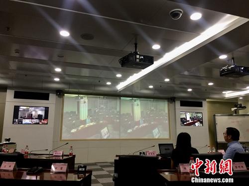 中国地震台网中心的专家在视频会商。 张素 摄