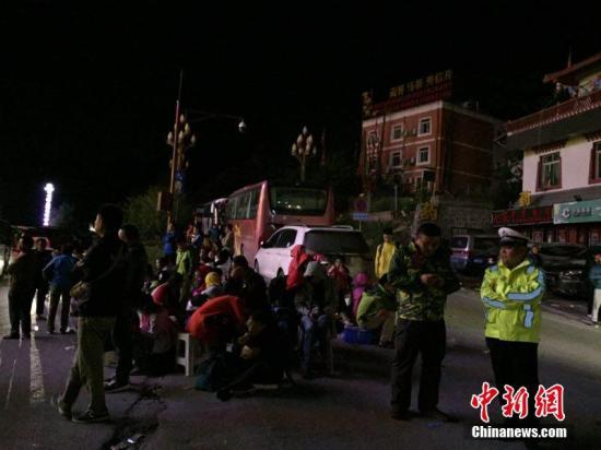 夜间九寨沟天气较冷,不过大多数游客小有准备,有带厚衣服和毛毯。 徐广 摄
