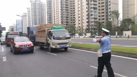 交警1小时拦下23辆货车