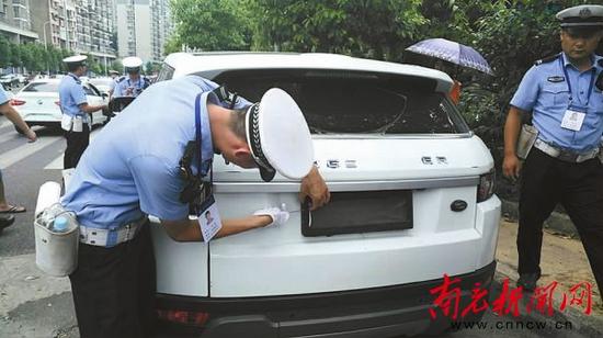民警查获故意遮挡号牌的车辆