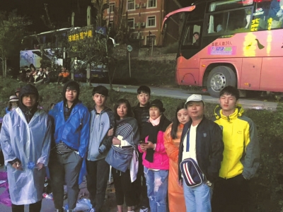 地震当晚,徐母座(左四)与她所带的游客团队合影。
