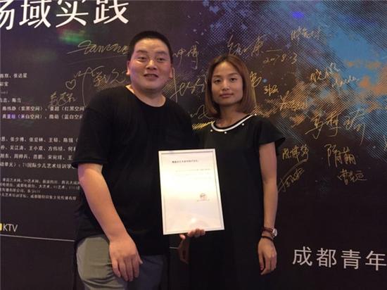 　　何利平独立创作的四件艺术作品《杂种文化》、《行为艺术》、《我天生与艺术有关》、《小贩和3毫米的快乐》MV正式录入乐享Fun KTV作为点播歌曲。