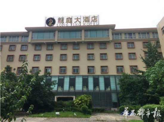 夫妻凌晨入住成都一家酒店 床上已睡着裸男