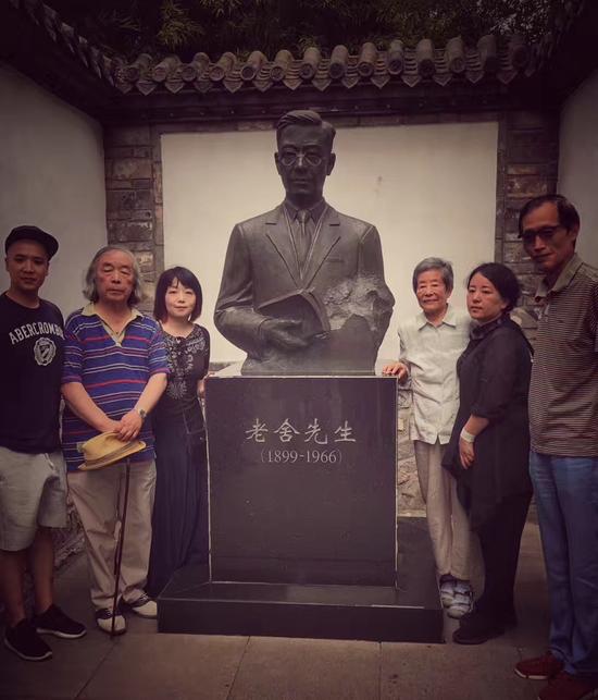 老舍女儿舒济(右三)与画家谢春彦(左二)等在济南老舍故居