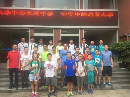 科大实验VEX机器人队出发前合影