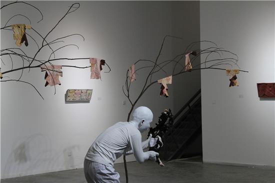 工作室开放现场艺术家文鹏在行为表演《处理王》