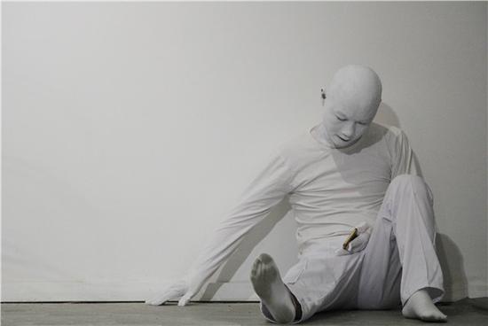 工作室开放现场艺术家文鹏在行为表演《处理王》