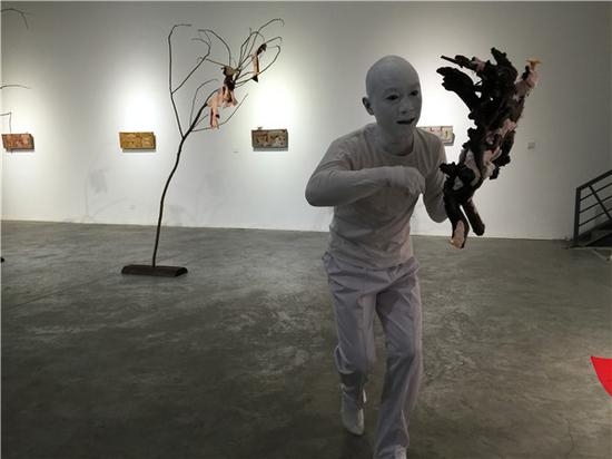 工作室开放现场艺术家文鹏在行为表演《处理王》