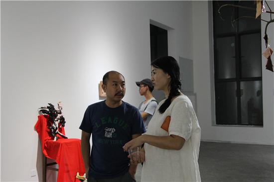 艺术家雪芹子在展览现场为大家介绍作品