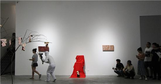 工作室开放现场艺术家文鹏在行为表演《处理王》