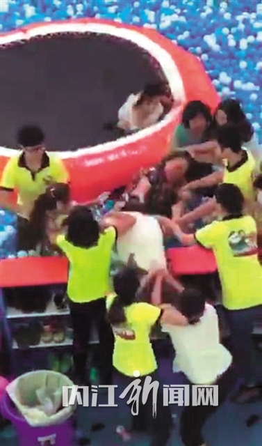 疑因两小孩玩耍发生矛盾 双方大人帮忙上演全