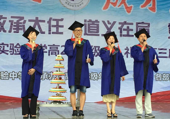老師送上生日蛋糕