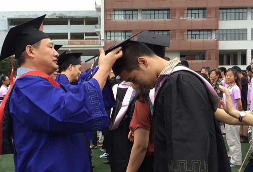 潘校長為學生帶成人帽