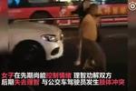 绵阳女辅警与公交司机大打出手？警方：已停岗