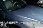 成都一轎車沖進路邊鞋店 誤把倒檔當成前進檔