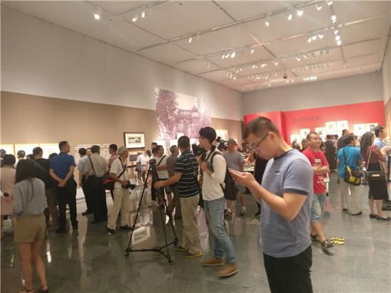 从硝烟中走出的人民艺术家——李少言作品文献展开幕式现场