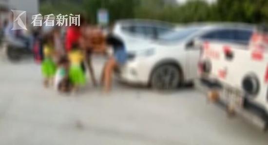 开学日家长因停车揪发互踹