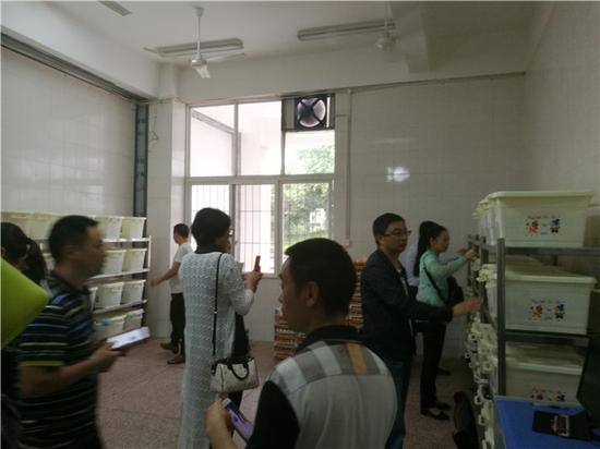 参观学校食堂