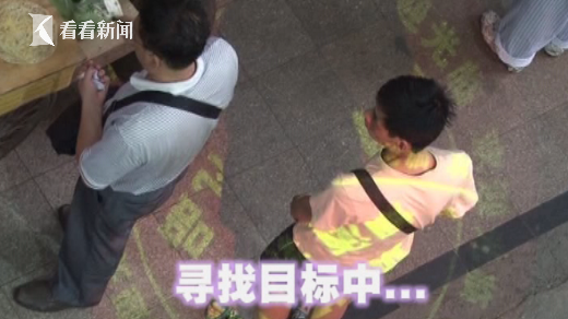 小偷街头行窃被抓现行