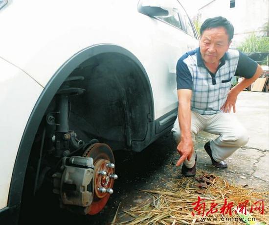 有两个小伙子大白天到我家里偷走了车钥匙,半夜里又到我院子里来偷车,被我当场拦住后,他们强行带着车钥匙跑了。怕他们再来偷车,我索性卸掉了两个车轮。9月5日下午,在嘉陵区礼乐乡黄土山村8组农户何海庭的院子里,61岁的何海庭指着被卸掉两个前轮的一辆白色轿车,向记者讲述了事情的经过。 小偷光顾 偷走小车钥匙 何海庭家位于国道318线一处叫悬崖店的地名旁边,房前砌了一道围墙,外面就是公路,站在院坝里看围墙只有1米高,但因为院坝边有一道堡坎,公路水平面距围墙顶端至少有两米多高。 我家属在南充城