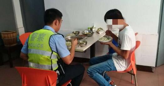 图为民警带男子吃饭