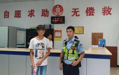 图为民警将男子送到宜宾市救助站