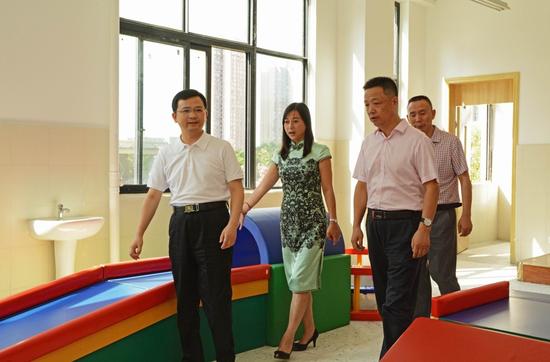 陈部长在吴局长陪同下参加奥尔夫蒙氏感统教室