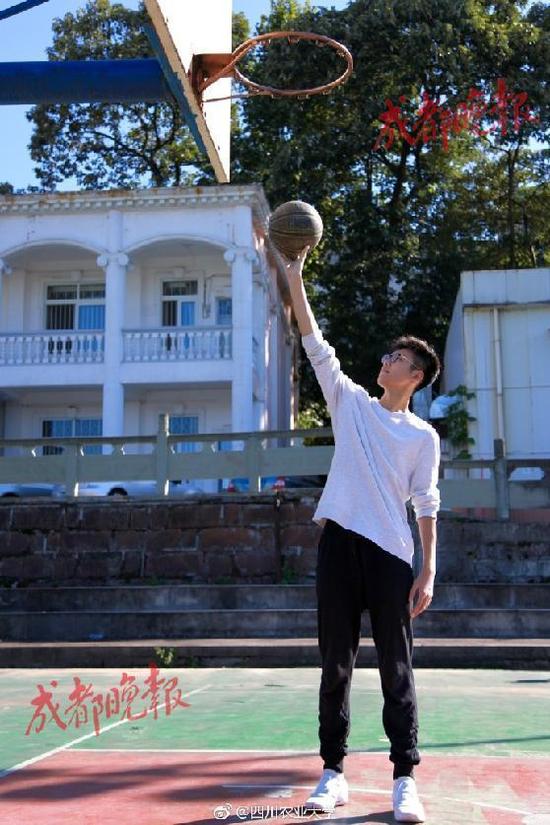 四川大一新生身高2.01米 学校贴心订制2.27米