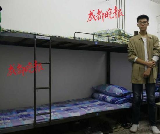 四川大一新生身高2.01米 学校贴心订制2.27米