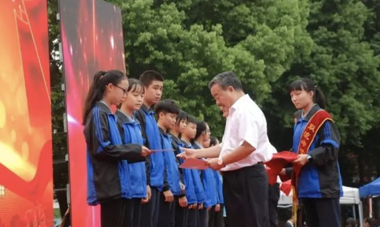 頒發(fā)證書