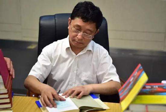 到著名作家 阿来四川省图书馆分享爱的教育_新