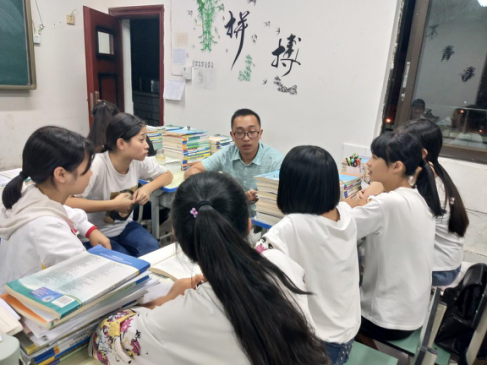 鄧老師與學生親切交流