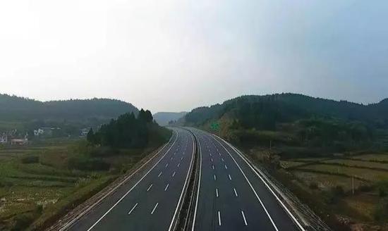 双向六车道,又是新路,跑起来多么拉风!