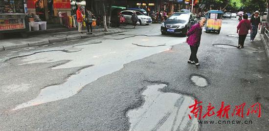 府街路面大坑接小坑