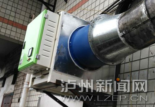 丹霞路烧烤店新安装的油烟净化设备